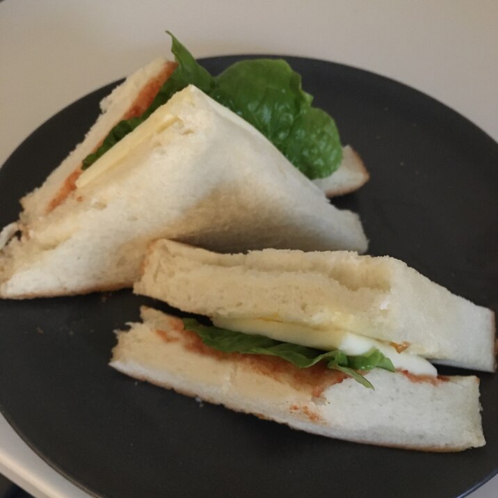 赤黄緑で彩りが綺麗なチーズサンドイッチ